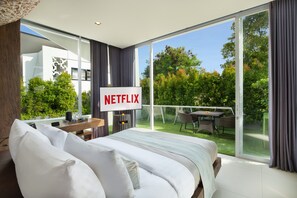 Suite | Minibar, caja de seguridad en la habitación y escritorio 