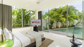 Royal 1 Bedroom Villa with Private Pool | Minibar, in-room safe, desk, iron/ironing board