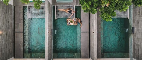Piscine extérieure, parasols, chaises longues