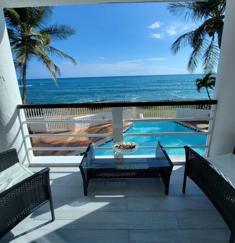 Relaxing Ocean View Apartment- 2 minute walk to the beach!