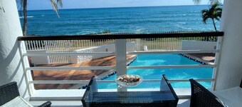 Relaxing Ocean View Apartment- 2 minute walk to the beach!