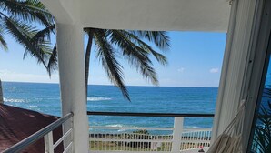 Un hamac sur un balcon donnant sur l’océan.