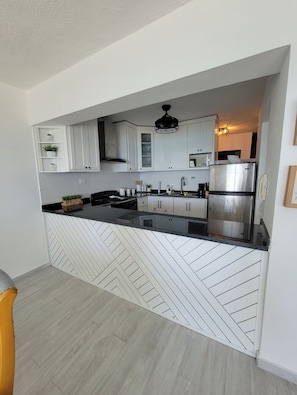 Réfrigérateur, four à micro-ondes, un four, surface de cuisson