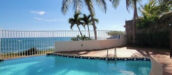 Relaxing Ocean View Apartment- 2 minute walk to the beach!