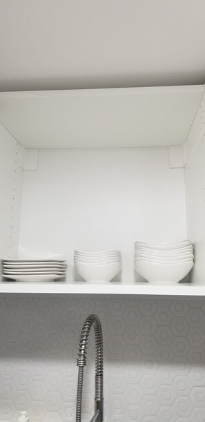 Wasserkocher mit Kaffee-/Teezubehör, Kühlschrank, Mikrowelle, Ofen