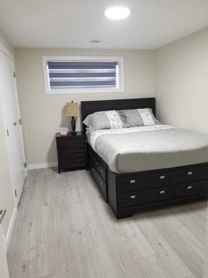 2 bedrooms, desk, iron/ironing board, WiFi - Clean 2 bedroom Apartment 10 minutes from Airport (Edmonton)