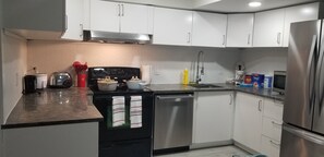 Fridge, microwave, oven, dishwasher - Clean 2 bedroom Apartment 10 minutes from Airport (Edmonton)