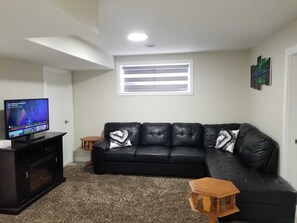 TV - Clean 2 bedroom Apartment 10 minutes from Airport (Edmonton)