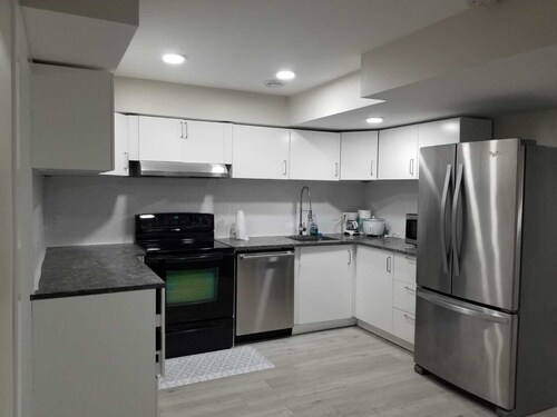 Clean 2 bedroom Apartment 10 minutes from Airport