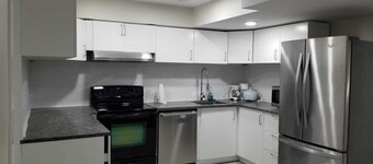 Clean 2 bedroom Apartment 10 minutes from Airport