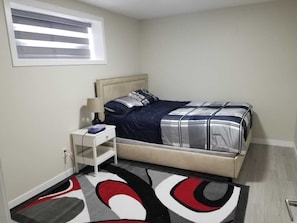 2 bedrooms, desk, iron/ironing board, WiFi