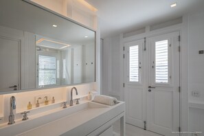 Een douche, een haardroger, handdoeken