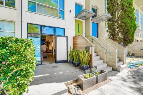 Modern Urban Row Home * Dog OK * AC