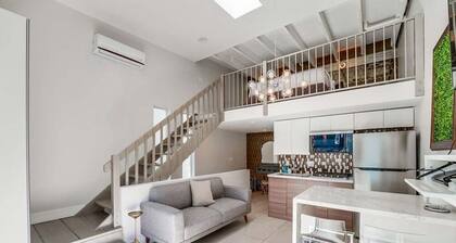Bright & Modern 2 Level Unit in heart of Little Italy