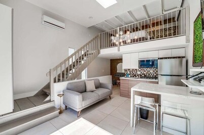 Bright & Modern 2 Level Unit in heart of Little Italy
