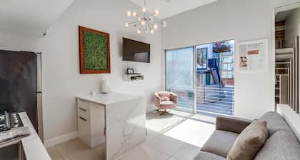 Bright & Modern 2 Level Unit in heart of Little Italy