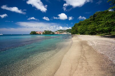 Unit 4 - Apt across from Pandy Beach & close to Port Louis Marina