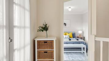 4 chambres, bureau, fer et planche Ă repasser, lit parapluie