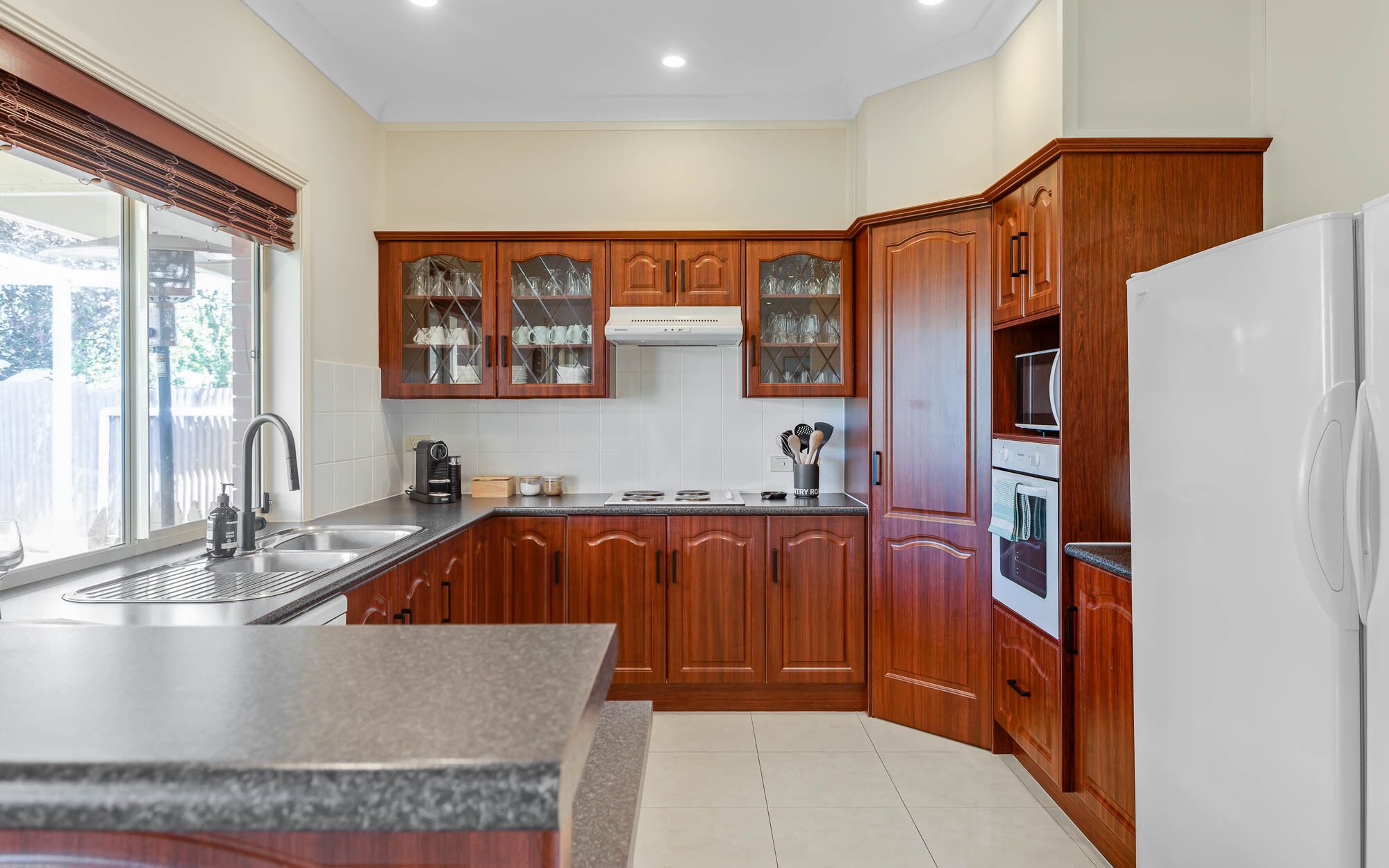 Stort kylskåp, mikrovågsugn, ugn och spishäll