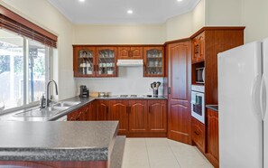 Full-sized fridge, microwave, oven, stovetop