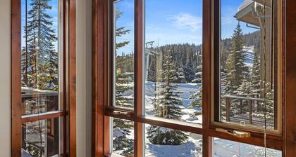 Bright, Ski-in/Ski-out Townhouse with A/C