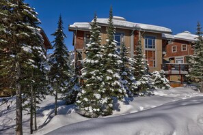 Exterior - Bright, Ski-in/Ski-out Townhouse with A/C (Sun Peaks)