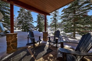 Terrace/patio - Bright, Ski-in/Ski-out Townhouse with A/C (Sun Peaks)