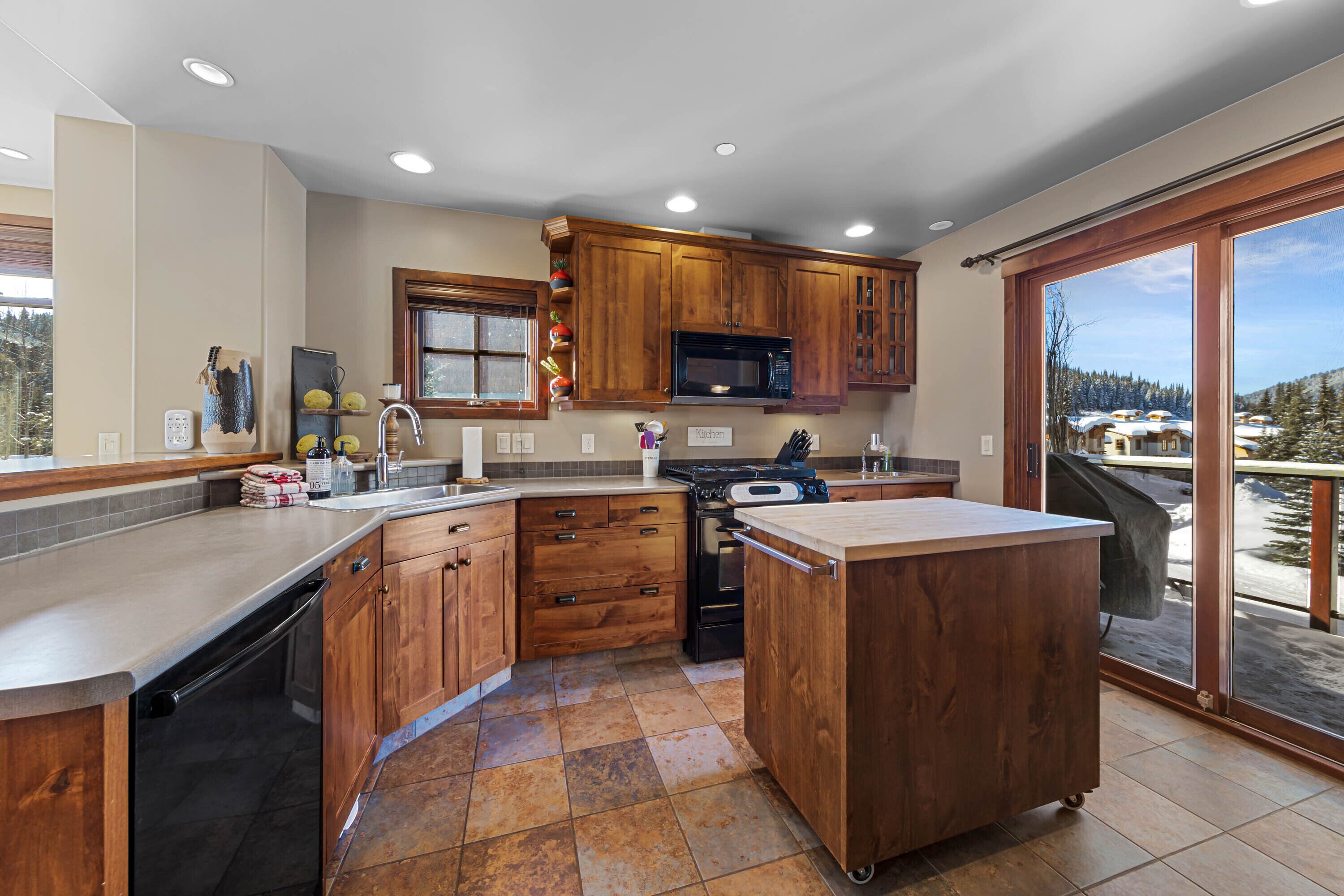 Bright, Ski-in/Ski-out Townhouse with A/C