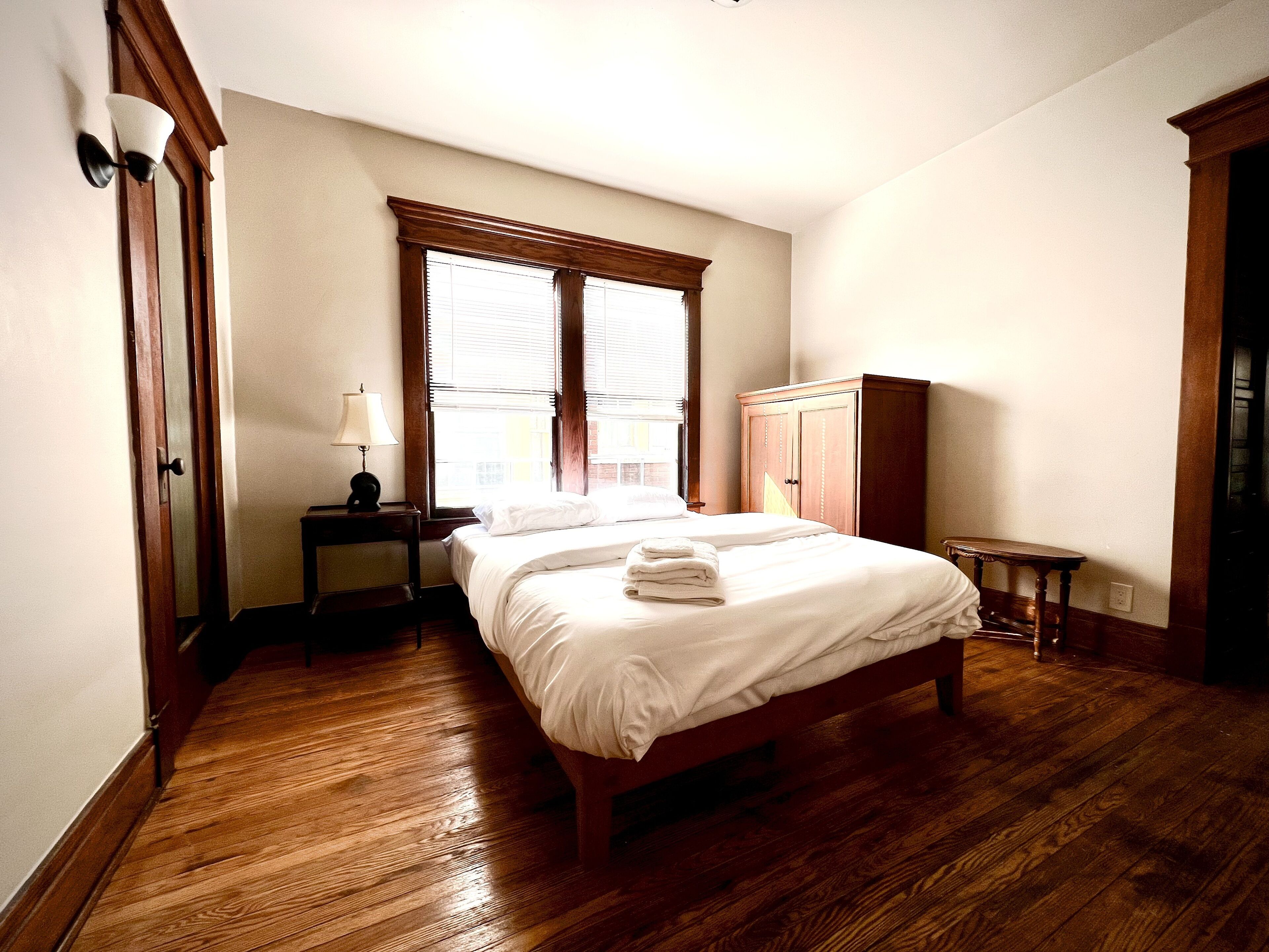 Large 5 Bedroom Home for Buffalo and Niagara Falls Visitors