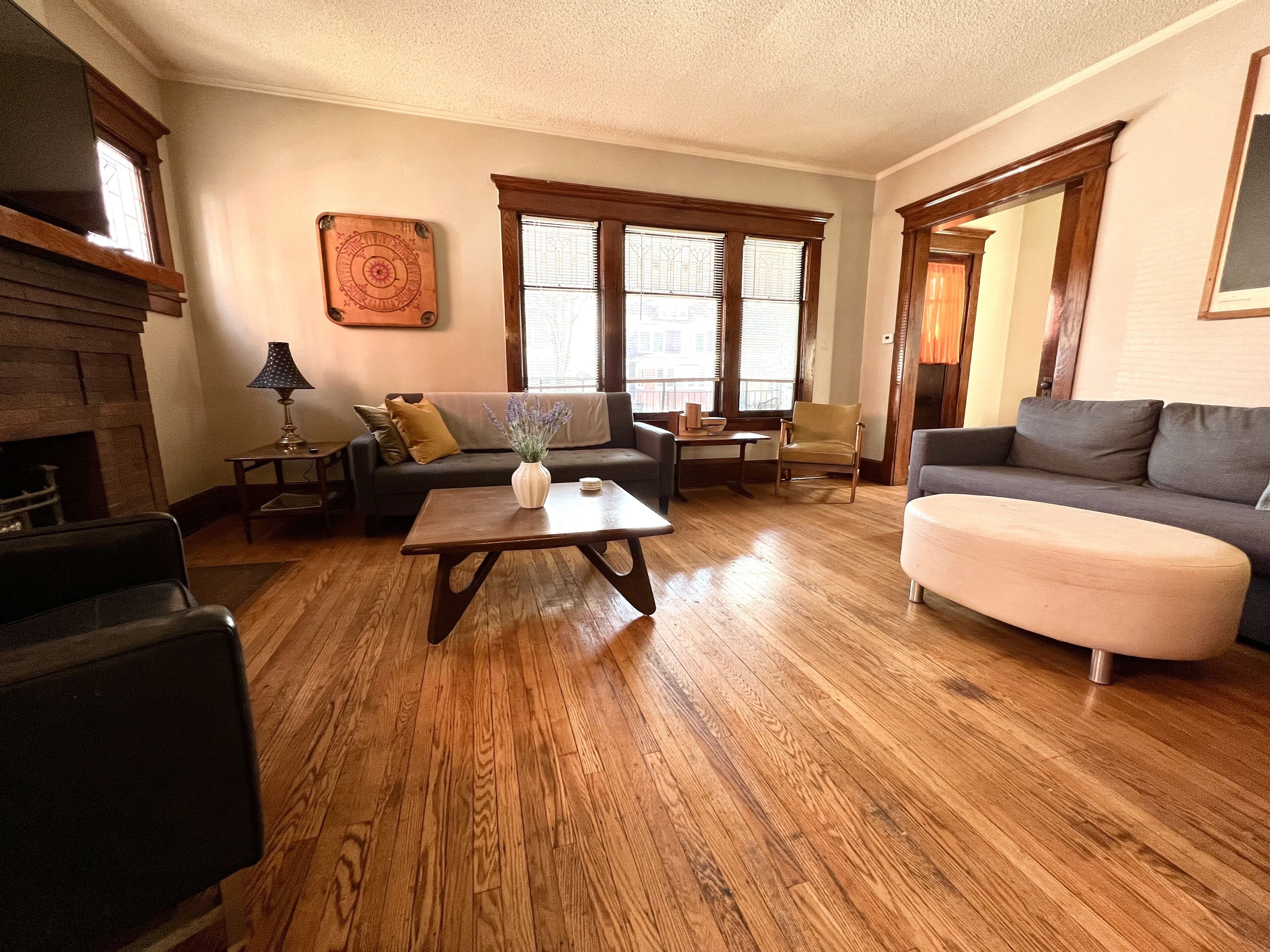 Large 5 Bedroom Home for Buffalo and Niagara Falls Visitors