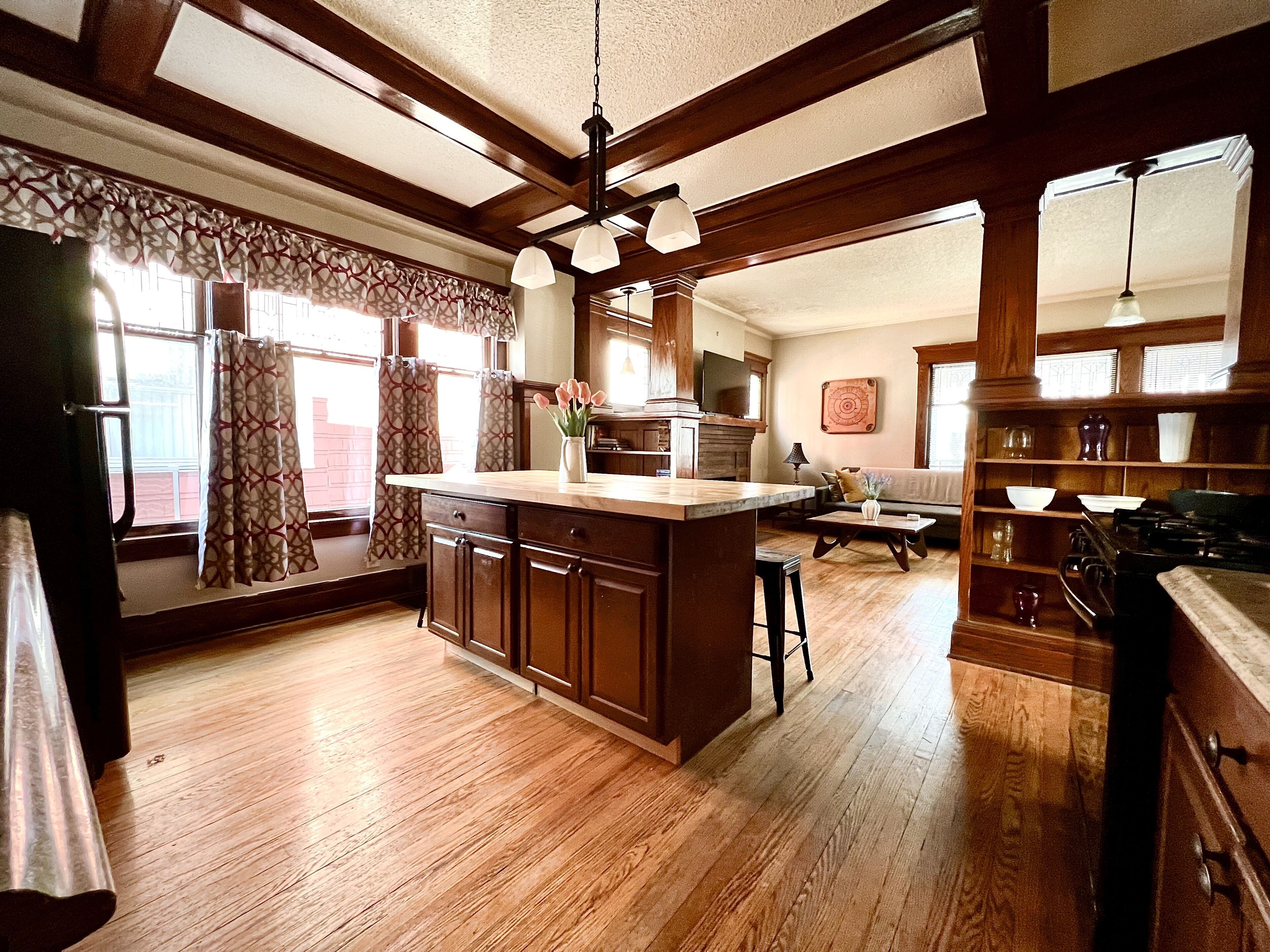 Large 5 Bedroom Home for Buffalo and Niagara Falls Visitors