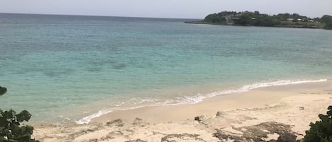 Ubicación cercana a la playa y toallas de playa