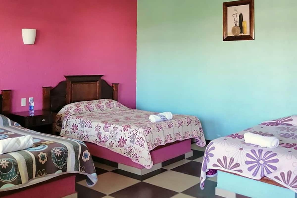 Habitación familiar, varias camas | Insonorización, tabla de planchar con plancha y wifi gratis