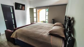 Habitación doble Deluxe, 1 cama King size, acceso a la alberca, vista al jardín | Sala de estar | Smart TV de 30 pulgadas con canales digitales, televisión y Netflix
