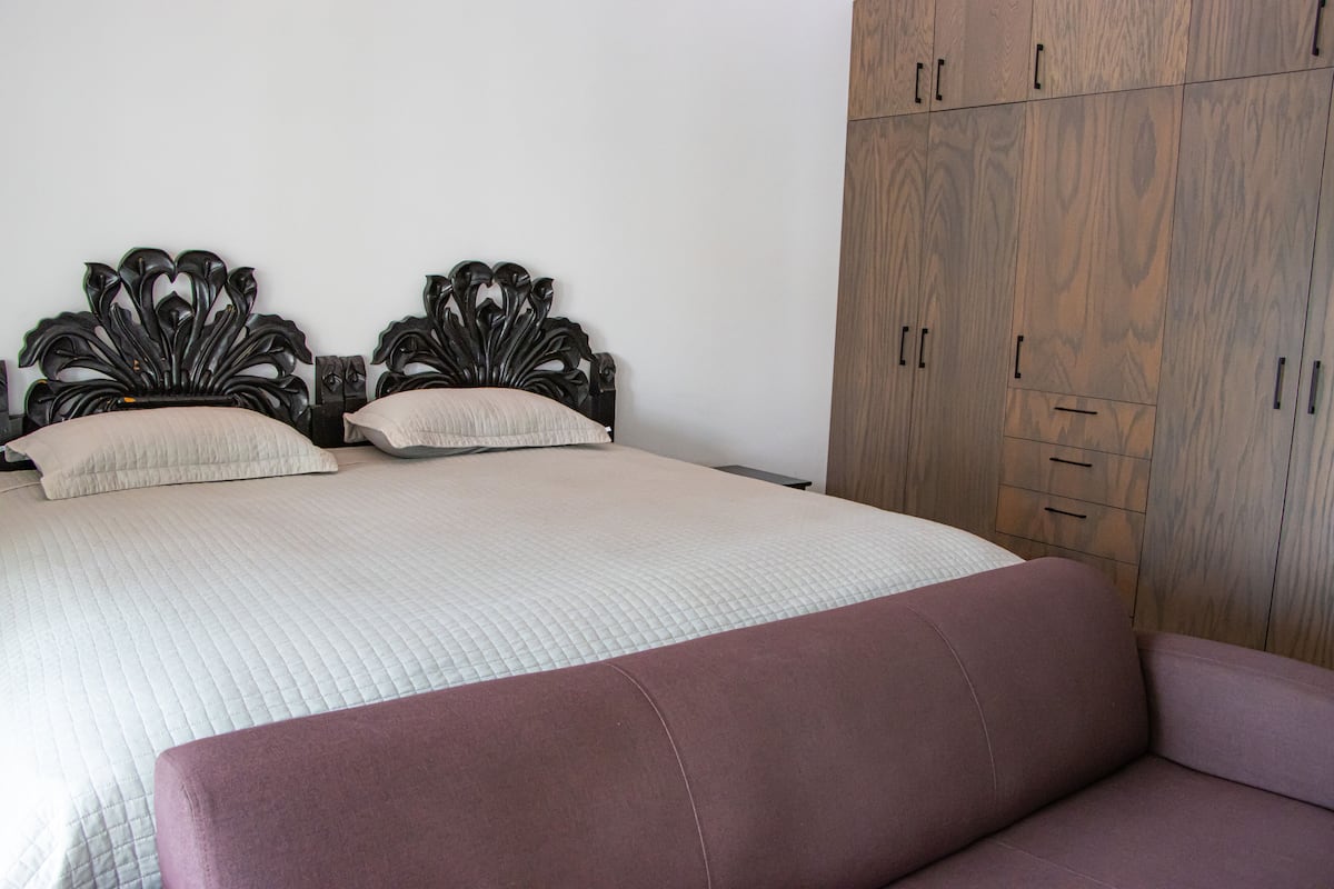 Kamar Double Deluks, 1 Tempat Tidur King, akses ke kolam renang, pemandangan kolam renang | Kamar mandi | Shower dan handuk