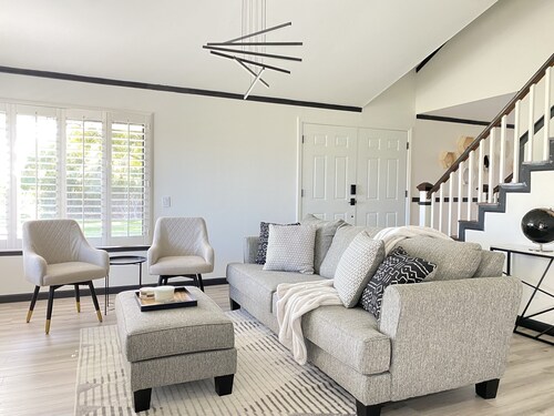 End-unit condo 10 mins from downtown, close to shops and airport