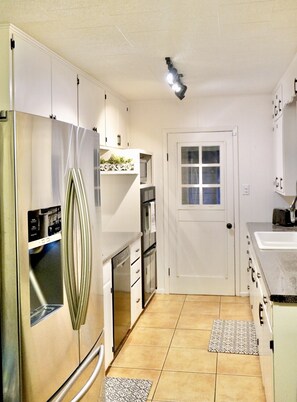 ثلاجة، ميكروويف، فرن، موقد طهي مسطح