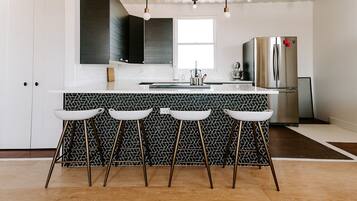 Een koelkast, een magnetron, een oven, een kookplaat