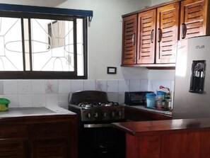 Een koelkast, een magnetron, een oven, een vaatwasser