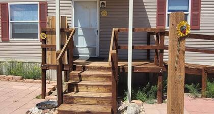 Home by Lake Mead and Grand Canyon West, beautiful & majestic country, sleeps 7