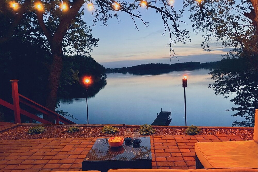 NEW! Modern Lake Cabin Getaway, Hidden in the Heart of City Convenience.