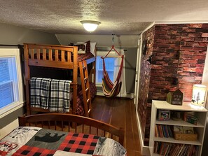 3 habitaciones, escritorio y tabla de planchar con plancha