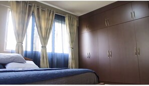 1 habitación, tabla de planchar con plancha, internet y ropa de cama