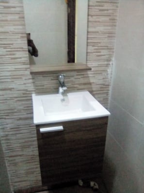 Regadera y papel de baño
