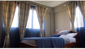 1 habitación, tabla de planchar con plancha, internet y ropa de cama 