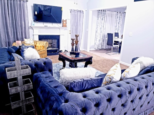 Spacious 5b/3b Home with Jetted tub 10 guests 