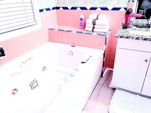 Kombinert dusj/badekar, boblebad, hårføner og håndklær