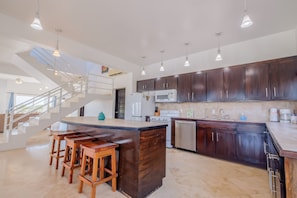 Een koelkast, een magnetron, een oven, een kookplaat