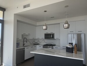 電子レンジ、食器洗い機、コーヒー / ティーメーカー、調理器具と食器