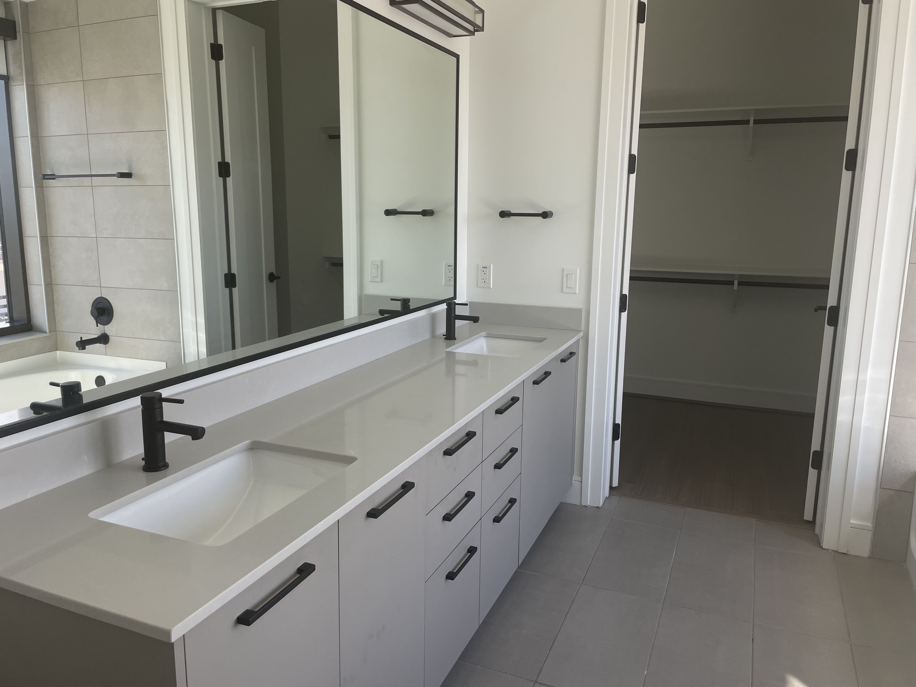 Combined shower/tub, hair dryer, towels